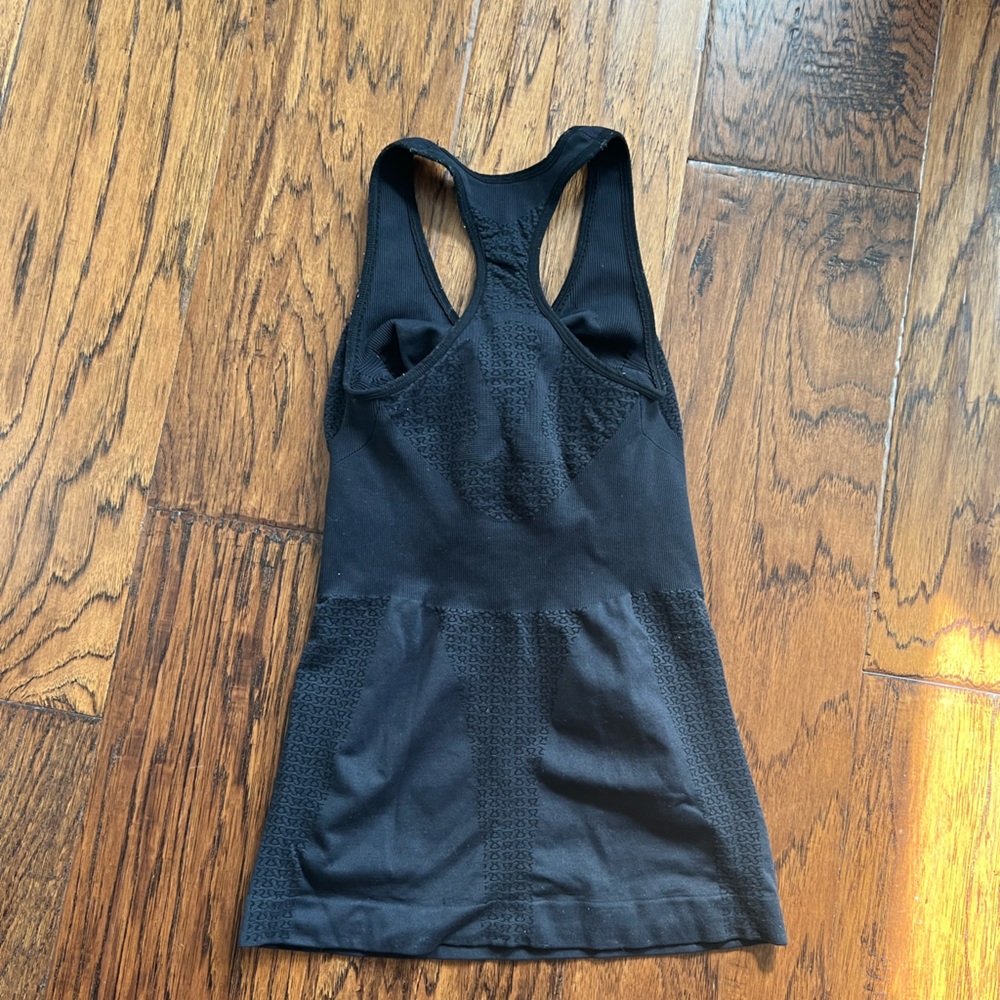 Form fitting Lululemon workout top - Picture 2 of 4
